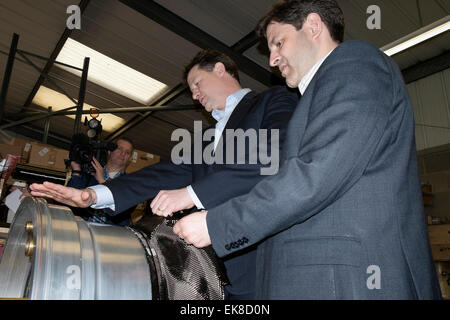 Chippenham, UK. 8 avril, 2015. Vice-premier ministre Nick Clegg et parlementaire libéral-démocrate candidat pour Chippenham Duncan Hames ont un rendez-vous à la fabrication alors qu'un employé Dymag regarde pendant leur visite à l'usine Dymag à Chippenham, Wiltshire. Credit : lynchpics/Alamy Live News Banque D'Images