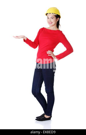 Jeune femme présentant copy space Banque D'Images