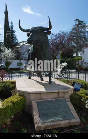 Statue de taureau en dehors de la Plaza de toros de Ronda Banque D'Images