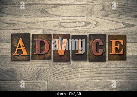 Le mot 'conseils' thème écrit en vintage, encres colorées, la typographie en bois sur un type de grain de bois. Banque D'Images