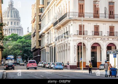 Sloppy Joe's Bar de La Havane avec le Capitolio building dans la vieille Havane Cuba dans la distance. Vieilles voitures américaines sont dans la scène. Banque D'Images