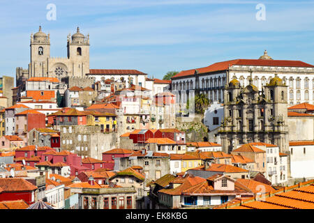 Vue sur la vieille ville de Porto, y compris la cathédrale et Banque D'Images