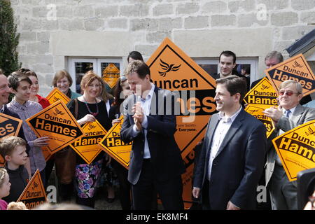 Chippenham, UK. Le 08 Avr, 2015. Vice-premier ministre et leader de la lib Dems Nick Clegg à Chippenham CPP Duncan Hames l'hôte d'un rassemblement militant avec les partisans dans Holt dans le cadre de la campagne permanente pour la prochaine élection générale. L'Administrateur a été traité pour une visite du village pittoresque et résidence de Duncan Hames avant d'assister à déjeuner à la manufacture de gants Studios et café avec le président de la Chambre de Commerce, Gareth Jones. Credit : Wayne Farrell/Alamy Live News Banque D'Images