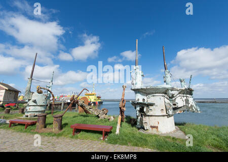 Certaines parties de l'ancien sous-marin bateaux dans port sur l'île des Wadden néerlandaise Terschelling Banque D'Images