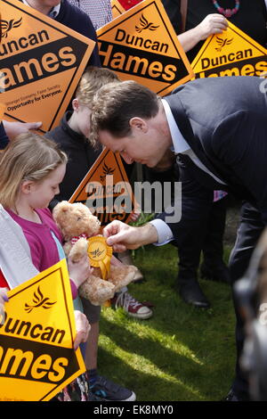 Chippenham, UK. Le 08 Avr, 2015. Vice-premier ministre et leader de la lib Dems Nick Clegg à Chippenham CPP Duncan Hames l'hôte d'un rassemblement militant avec les partisans dans Holt dans le cadre de la campagne permanente pour la prochaine élection générale. L'Administrateur a été traité pour une visite du village pittoresque et résidence de Duncan Hames avant d'assister à déjeuner à la manufacture de gants Studios et café avec le président de la Chambre de Commerce, Gareth Jones. Credit : Wayne Farrell/Alamy Live News Banque D'Images