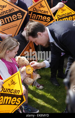 Chippenham, UK. Le 08 Avr, 2015. Vice-premier ministre et leader de la lib Dems Nick Clegg à Chippenham CPP Duncan Hames l'hôte d'un rassemblement militant avec les partisans dans Holt dans le cadre de la campagne permanente pour la prochaine élection générale. L'Administrateur a été traité pour une visite du village pittoresque et résidence de Duncan Hames avant d'assister à déjeuner à la manufacture de gants Studios et café avec le président de la Chambre de Commerce, Gareth Jones. Credit : Wayne Farrell/Alamy Live News Banque D'Images