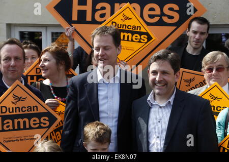 Chippenham, UK. Le 08 Avr, 2015. Vice-premier ministre et leader de la lib Dems Nick Clegg à Chippenham CPP Duncan Hames l'hôte d'un rassemblement militant avec les partisans dans Holt dans le cadre de la campagne permanente pour la prochaine élection générale. L'Administrateur a été traité pour une visite du village pittoresque et résidence de Duncan Hames avant d'assister à déjeuner à la manufacture de gants Studios et café avec le président de la Chambre de Commerce, Gareth Jones. Credit : Wayne Farrell/Alamy Live News Banque D'Images