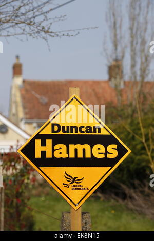 Chippenham, UK. Le 08 Avr, 2015. Vice-premier ministre et leader de la lib Dems Nick Clegg à Chippenham CPP Duncan Hames l'hôte d'un rassemblement militant avec les partisans dans Holt dans le cadre de la campagne permanente pour la prochaine élection générale. L'Administrateur a été traité pour une visite du village pittoresque et résidence de Duncan Hames avant d'assister à déjeuner à la manufacture de gants Studios et café avec le président de la Chambre de Commerce, Gareth Jones. Credit : Wayne Farrell/Alamy Live News Banque D'Images