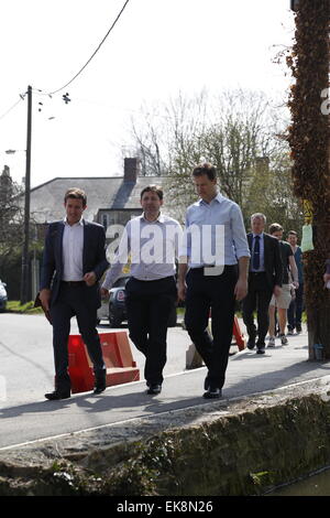 Chippenham, UK. Le 08 Avr, 2015. Vice-premier ministre et leader de la lib Dems Nick Clegg à Chippenham CPP Duncan Hames l'hôte d'un rassemblement militant avec les partisans dans Holt dans le cadre de la campagne permanente pour la prochaine élection générale. L'Administrateur a été traité pour une visite du village pittoresque et résidence de Duncan Hames avant d'assister à déjeuner à la manufacture de gants Studios et café avec le président de la Chambre de Commerce, Gareth Jones. Credit : Wayne Farrell/Alamy Live News Banque D'Images