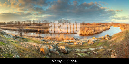 Beau paysage panoramique avec ciel bleu, nuages, pierres, roches, l'eau et les nuages. L'automne sur la rivière en Ukraine Banque D'Images