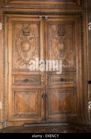 Une grande porte en bois ancien au Louvre Museum (musée du Louvre), à Paris, France Europe UE Banque D'Images