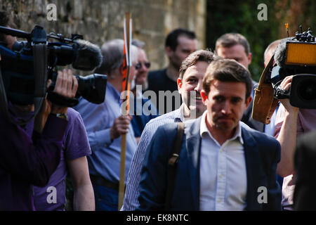 Chippenham, UK. Le 08 Avr, 2015. Vice-premier ministre et leader de la lib Dems Nick Clegg à Chippenham CPP Duncan Hames l'hôte d'un rassemblement militant avec les partisans dans Holt dans le cadre de la campagne permanente pour la prochaine élection générale. L'Administrateur a été traité pour une visite du village pittoresque et résidence de Duncan Hames avant d'assister à déjeuner à la manufacture de gants Studios et café avec le président de la Chambre de Commerce, Gareth Jones. Credit : Wayne Farrell/Alamy Live News Banque D'Images