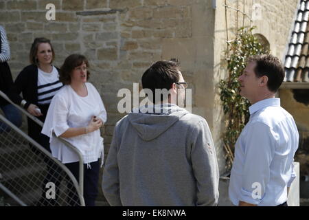 Chippenham, UK. Le 08 Avr, 2015. Vice-premier ministre et leader de la lib Dems Nick Clegg à Chippenham CPP Duncan Hames l'hôte d'un rassemblement militant avec les partisans dans Holt dans le cadre de la campagne permanente pour la prochaine élection générale. L'Administrateur a été traité pour une visite du village pittoresque et résidence de Duncan Hames avant d'assister à déjeuner à la manufacture de gants Studios et café avec le président de la Chambre de Commerce, Gareth Jones. Credit : Wayne Farrell/Alamy Live News Banque D'Images