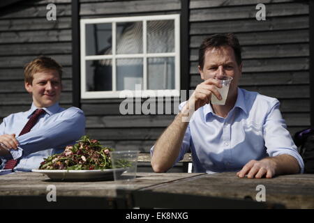 Chippenham, UK. Le 08 Avr, 2015. Vice-premier ministre et leader de la lib Dems Nick Clegg à Chippenham CPP Duncan Hames l'hôte d'un rassemblement militant avec les partisans dans Holt dans le cadre de la campagne permanente pour la prochaine élection générale. L'Administrateur a été traité pour une visite du village pittoresque et résidence de Duncan Hames avant d'assister à déjeuner à la manufacture de gants Studios et café avec le président de la Chambre de Commerce, Gareth Jones. Credit : Wayne Farrell/Alamy Live News Banque D'Images