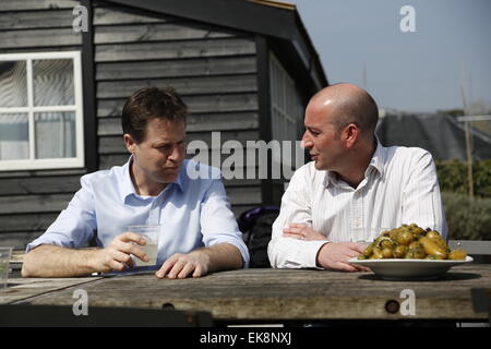 Chippenham, UK. Le 08 Avr, 2015. Vice-premier ministre et leader de la lib Dems Nick Clegg à Chippenham CPP Duncan Hames l'hôte d'un rassemblement militant avec les partisans dans Holt dans le cadre de la campagne permanente pour la prochaine élection générale. L'Administrateur a été traité pour une visite du village pittoresque et résidence de Duncan Hames avant d'assister à déjeuner à la manufacture de gants Studios et café avec le président de la Chambre de Commerce, Gareth Jones. Credit : Wayne Farrell/Alamy Live News Banque D'Images