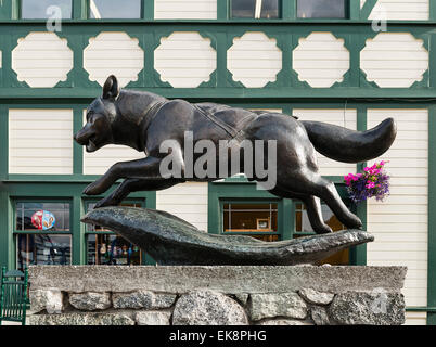 La dernière grande course, Husky sculpture en hommage à l'Iditarod, Anchorage, Alaska, USA Banque D'Images