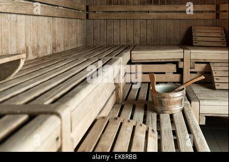 Spa sauna en bois avec de l'eau de l'intérieur de la benne. Banque D'Images