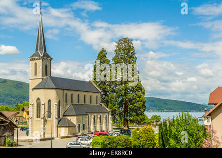 Une vue portrait de Duingt Église du Village sur le lac d'Annecy à partir de l'ancienne voie ferrée Tunnel road ,France Banque D'Images