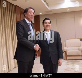 Beijing, Chine. 8Th apr 2015. Le Conseiller d'Etat chinois et ministre de la Sécurité publique Guo Shengkun (R) rencontre avec le vice-premier ministre singapourien Teo Chee Hean à Beijing, capitale de Chine, le 8 avril 2015. © Zhang Duo/Xinhua/Alamy Live News Banque D'Images