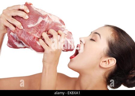 Belle jeune femme de manger de la viande crue. Banque D'Images