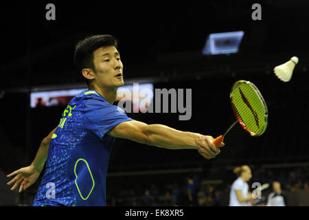 (150408) -- SINGAPOUR, 8 avril 2015 (Xinhua) -- Chen long de la Chine renvoie une tourné au cours de la Men's match simple contre Dong Keun Lee de Corée du Sud à l'OUE Open de Singapour à Singapour, le 8 avril 2015. Chen Long a gagné 2-0.(Xinhua/puis Chih Wey) Banque D'Images