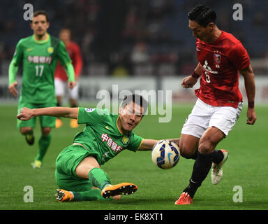 Saitama, Japon. 8Th apr 2015. Zhou Ting (en bas) de la China's Beijing Guoan Tomoaki Makino rivalise avec des Urawa Red Diamonds au cours de leur groupe e match à la Ligue des Champions de l'AFC 2015 à Saitama, Japon, 8 avril 2015. Le match s'est terminé par un nul 1-1. Credit : Stringer/Xinhua/Alamy Live News Banque D'Images