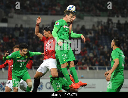 Saitama, Japon. 8Th apr 2015. Erton Fejzullahu (C, en haut) de la China's Beijing Guoan rivalise avec Tomoaki Makino (C, en bas) des Urawa Red Diamonds au cours de leur groupe e match à la Ligue des Champions de l'AFC 2015 à Saitama, Japon, 8 avril 2015. Le match s'est terminé par un nul 1-1. Credit : Stringer/Xinhua/Alamy Live News Banque D'Images