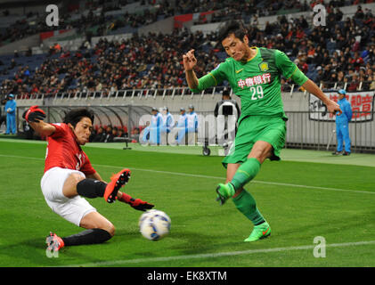 Saitama, Japon. 8Th apr 2015. Jiayi Shao (R) de la China's Beijing Guoan rivalise avec Ryota 007 des Urawa Red Diamonds au cours de leur groupe e match à la Ligue des Champions de l'AFC 2015 à Saitama, Japon, 8 avril 2015. Le match s'est terminé par un nul 1-1. Credit : Stringer/Xinhua/Alamy Live News Banque D'Images