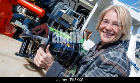 Kiel, Allemagne. Le 08 Avr, 2015. Kristin Alheit (SPD), Ministre de la Science du Schleswig-Holstein, pose sur le navire de recherche "Littorina' à côté d'un robot de recherche d'explorer le fond de la mer sur le fjord de Kiel, Allemagne, 08 avril 2015. Un nouveau projet pour la cartographie géologique et biologial de la mer Baltique a été présenté sur le navire le même jour. Photo : Markus Scholz/dpa/Alamy Live News Banque D'Images