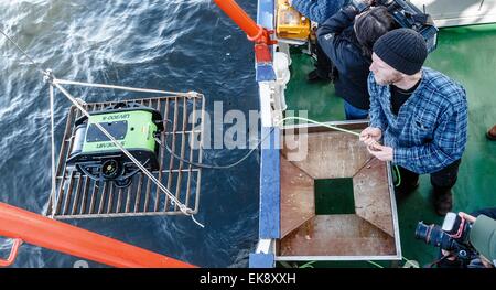 Kiel, Allemagne. Le 08 Avr, 2015. Les scientifiques du navire de recherche "Littorina' laisse tomber un robot de recherche d'explorer le fond de la mer sur le fjord de Kiel, Allemagne, 08 avril 2015. Un nouveau projet pour la cartographie géologique et biologial de la mer Baltique a été présenté sur le navire le même jour. Photo : Markus Scholz/dpa/Alamy Live News Banque D'Images