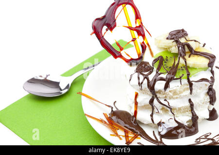 Gâteau au chocolat, banane, kiwi et caramel sur la plaque Banque D'Images