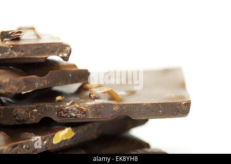 Morceaux de chocolat avec noix et raisins montagne pliée, isola Banque D'Images