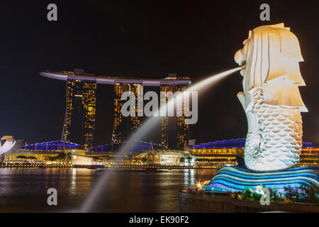 Marina Bay Sands Hotel et statue du Merlion. Singapour, en Asie. Banque D'Images