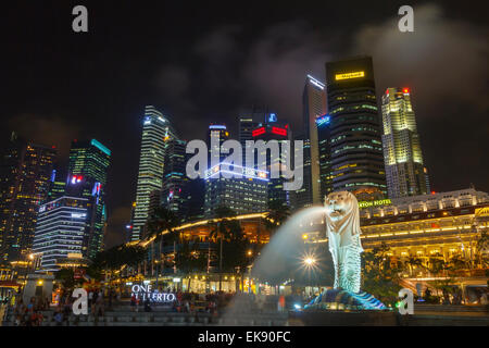Gratte-ciel et statue du Merlion. Merlion Park. Singapour, en Asie. Banque D'Images