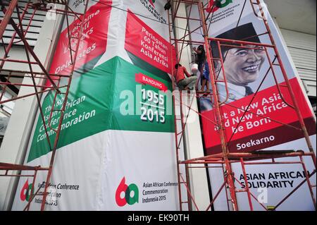 Jakarta, Indonésie. 8Th apr 2015. Travail des travailleurs en préparation pour le 60e anniversaire de la Conférence afro-asiatique de Bandung dans la province de Java Ouest, l'Indonésie, le 8 avril 2015. L'Indonésie a entrepris une série de préparatifs pour les événements de commémoration du 60e anniversaire de la Conférence afro-asiatique, qui ont été désignés pour le 19 au 24 avril à Jakarta et Bandung. © Zulkarnain/Xinhua/Alamy Live News Banque D'Images