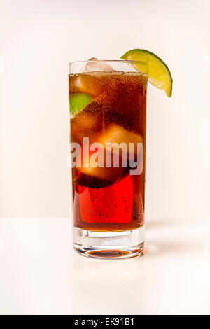 Une image verticale d'un verre de coca avec de la glace et citron Banque D'Images