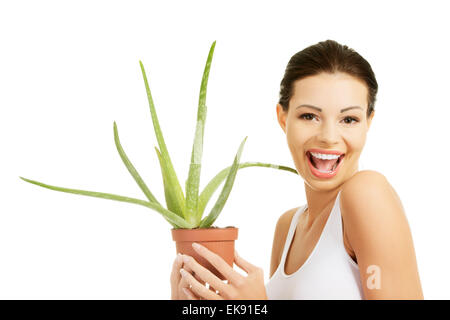 Young Beautiful woman's face et l'aloe vera. Banque D'Images