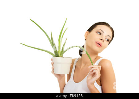 Young Beautiful woman's face et l'aloe vera. Banque D'Images