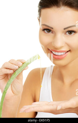 Young Beautiful woman's face et l'aloe vera. Banque D'Images