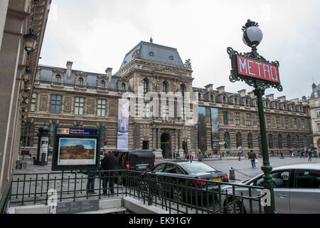 Palais Royal musée du Louvre métro dans Paris, France Europe UE Banque D'Images