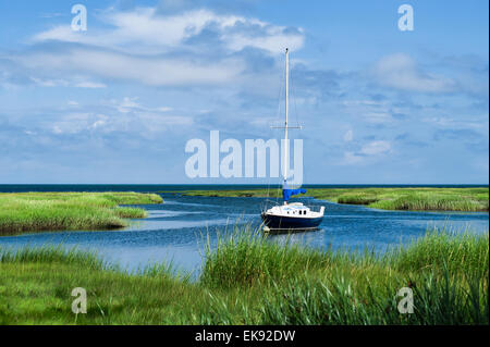 Voilier amarré à salt marsh, Yarmouth, Cape Cod, Massachusetts, USA Banque D'Images