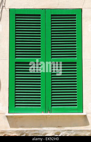 Volets de style italien dans un vieux palais Banque D'Images