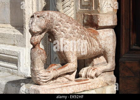 Statue à l'entrée latérale de la Cathédrale Saint Rufino à Assise, Italie Banque D'Images