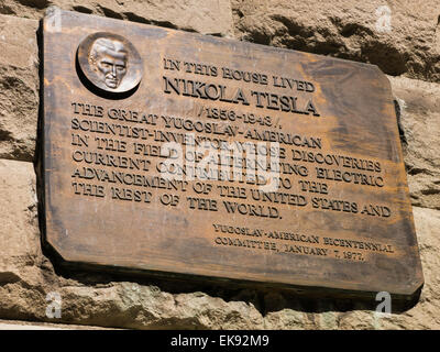 Plaque de bronze honorant Nikola Tesla, inventeur et ingénieur serbe, NYC, USA Banque D'Images