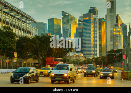 Gratte-ciel et de trafic. Singapour, en Asie. Banque D'Images