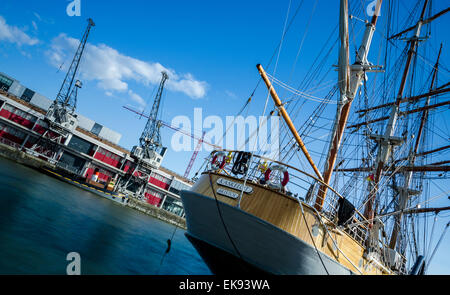 Le grand voilier Kaskelot sur Bristol Harbourside avec le MShed museum et ses grues et de bateaux dans l'arrière-plan. Longue exposition. Banque D'Images
