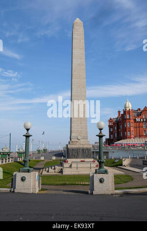 Mémorial de guerre de Blackpool se trouve sur la promenade près de la jetée du Nord Banque D'Images