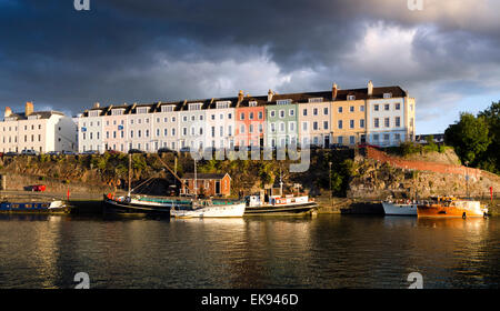 Les jolies terrasses géorgiennes de Redcliffe Parade, perché sur une falaise au-dessus de l'autre côté du quai à Port de Bristol. Banque D'Images