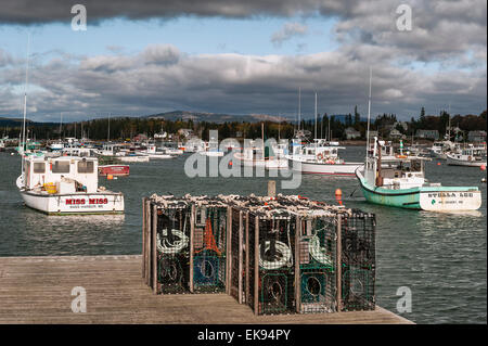 Bateaux de pêche du homard et des pièges à Bass Harbor, Maine, USA Banque D'Images