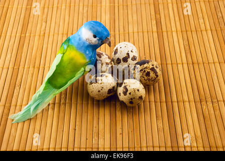 Oeufs de caille et d'oiseaux sur un tapis de bambou Banque D'Images